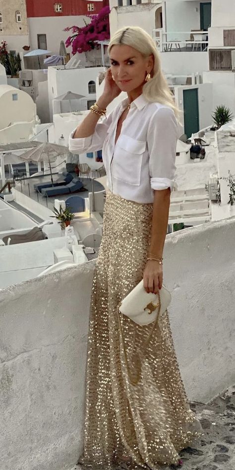 New Years Eve Outfits Bar, White And Gold Outfits Parties, Sequence Skirt Outfit, Gold Sequin Skirt Outfit, Sparkle Top Outfit, Gold Skirt Outfit, Casual Elegant Style, Sparkle Outfit, Casual Outfit Inspiration