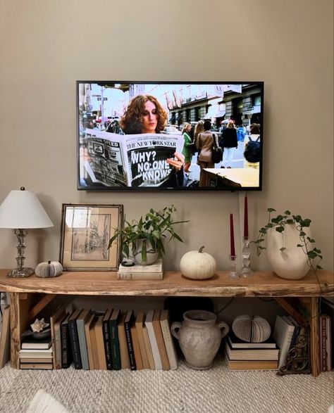 Books Under Tv, Living Room Cozy Corner, Decor Under Mounted Tv, Living Room Vintage Modern, Room Cozy Corner, Mounted Tv Living Room, Under Tv Decor, Living Room Design Cozy, Earthy Modern Living Room