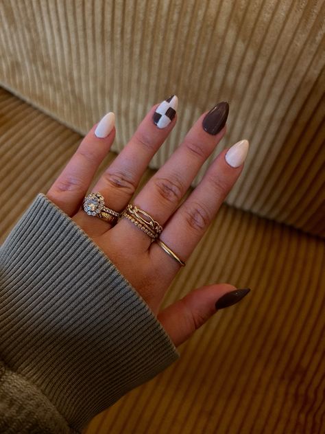 Nail design inspo. Brown and white checkered nails. Fall Checkered Nails, Brown Checkered Nails, Nail Picking, Checkered Nails, Ring Finger Nails, Abstract Nail, Abstract Nail Art, Short Acrylic, Soft Gel