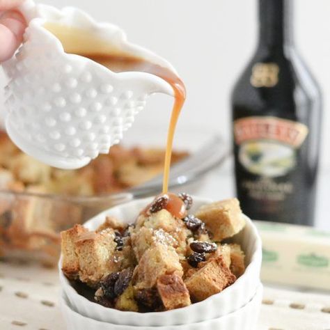 Irish Soda Bread Pudding with Bailey's Caramel Cream Sauce Pioneer Recipes, Traditional Irish Soda Bread, Spoon Fork Bacon, Irish Butter, Caramel Cream, Caramel Creams, Irish Soda, Irish Soda Bread, Baileys Irish Cream