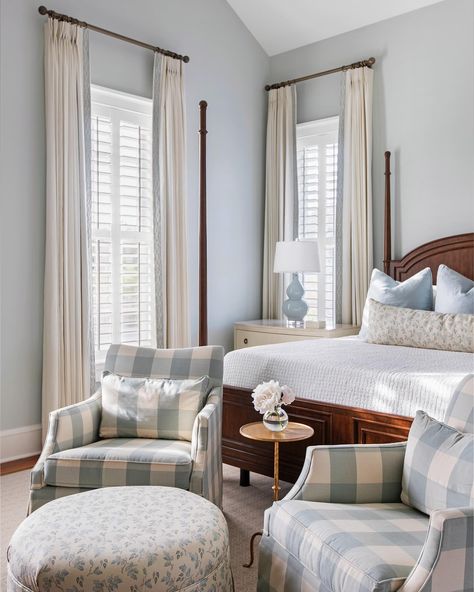 Gray Traditional Bedroom, Southern Primary Bedroom, Grandmillineal Bedroom, Charleston Style Bedroom, Southern Living Interior Design, Grand Master Bedrooms Decor, Master Bedrooms Decor Traditional, Charleston Home Aesthetic, Classic Vintage Bedroom