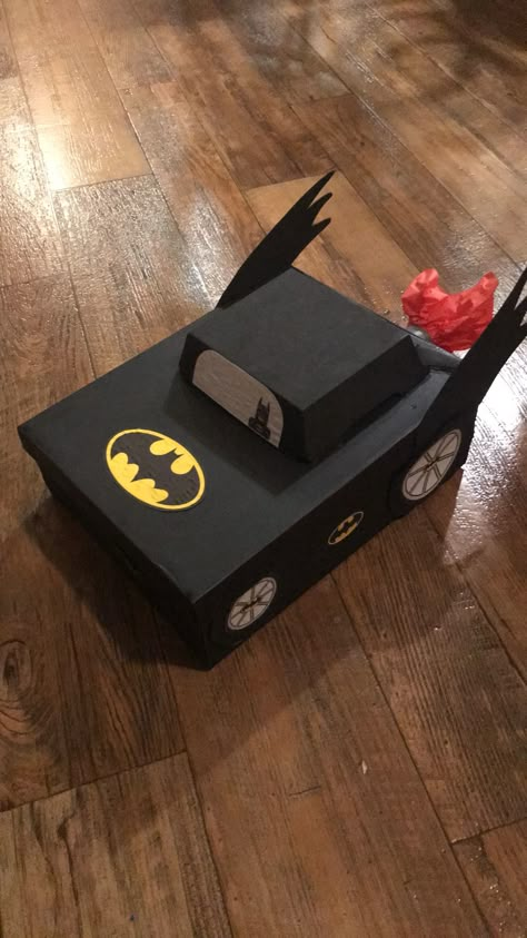 Valentine’s Day bat mobile card box. Used an old shoe boxed, spray painted it black. Cut tires and flames out of black foam boat board. Painted a toilet paper roll silver and stuffed it with red tissue paper. Everything else was printed off the internet and glued on. Gift Ideas For Boyfriend 1 Month, Batman Wrapping Ideas, Crafts To Make With Cardboard, Batman Valentine Box Ideas, Shoe Box Painting Ideas, Shoe Box Gift Ideas, Diy Birthday Gifts For Boyfriend, One Month Anniversary Gifts, Batman Ideas