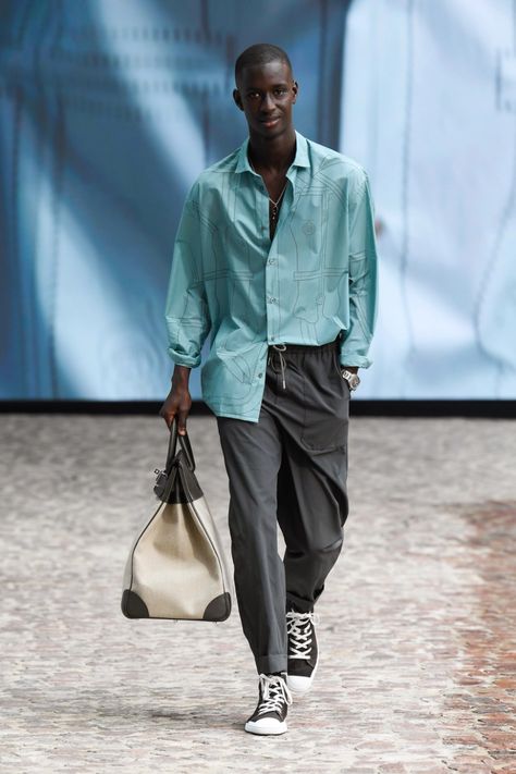 Men Fashion Week, Hermes Fashion, Trims Fashion, Shirt Inspiration, Man About Town, Fashion Archive, Smart Casual Men, Gq Style, Oversize Shirt