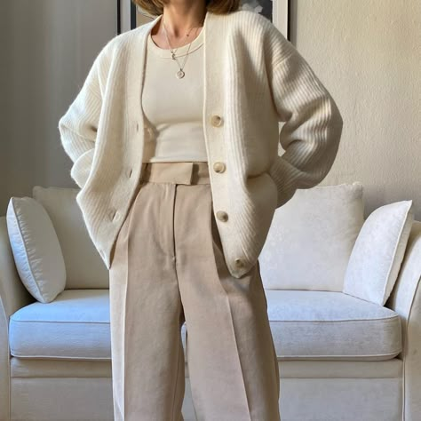 8,874 mentions J’aime, 52 commentaires - Maria Krivonos (@maria.k.de) sur Instagram : "🤍 cardigan & jewelry: @andotherstories top & trousers: @hm sneakers: @copenhagen_studios" Winter Cardigan Outfits, Trousers And Cardigan Outfit, Cardigan With Trousers, Outfit With Beige Pants, Cream Cardigan Outfit Aesthetic, Cardigan And Trousers Outfit, Trendy Beige Knit Cardigan, Beige Cardigan Outfit Aesthetic, Outfits With Trousers