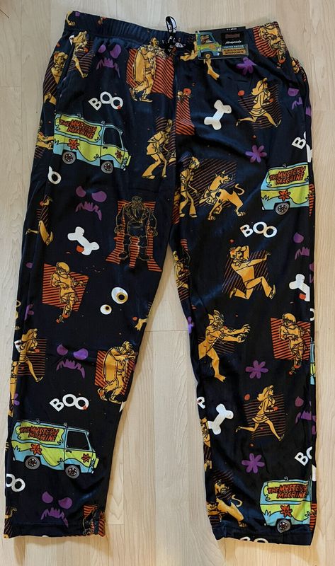 Scooby Doo Pajama Pants Lounge Pants Sleepwear HALLOWEEN Men's RARE $48 SZ M Rare Converse Shoes, Clarence Jeff, Cartoon Pajama Pants, Velma Shaggy, Mystery Machine Van, Solving Mysteries, Mens Christmas Pajamas, Pajamas For Men, Geeky Clothes