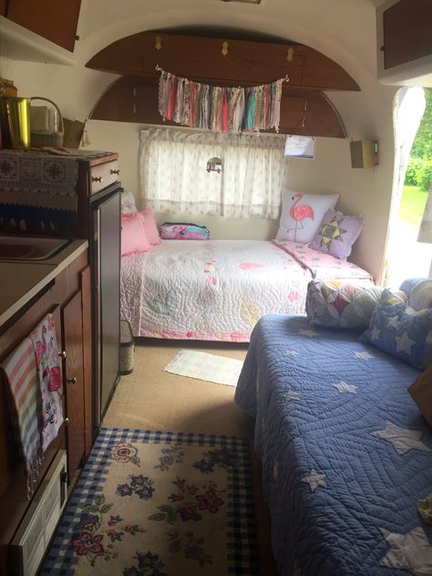 1962 Airstream Globetrotter Lotus Bedroom, Airstream Globetrotter, Trailer Homes, Caravan Life, Vintage Camper Interior, Glamper Camper, Kombi Motorhome, Vintage Camper Remodel, Retro Caravan