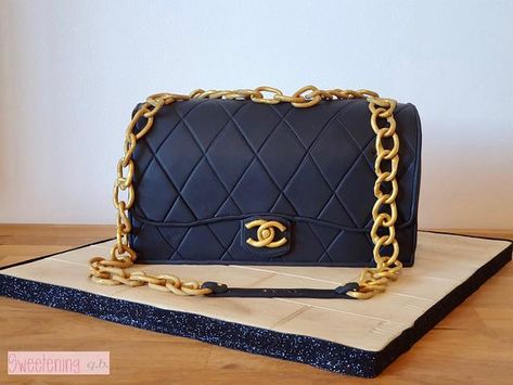 Chanel Cake Ideas, Purse Cake Ideas, Bag Cake Design, Chanel Bag Cake, Handbag Cake Tutorial, Snow Globe Cookies, Globe Cookies, Channel Purse, Chanel Birthday Cake