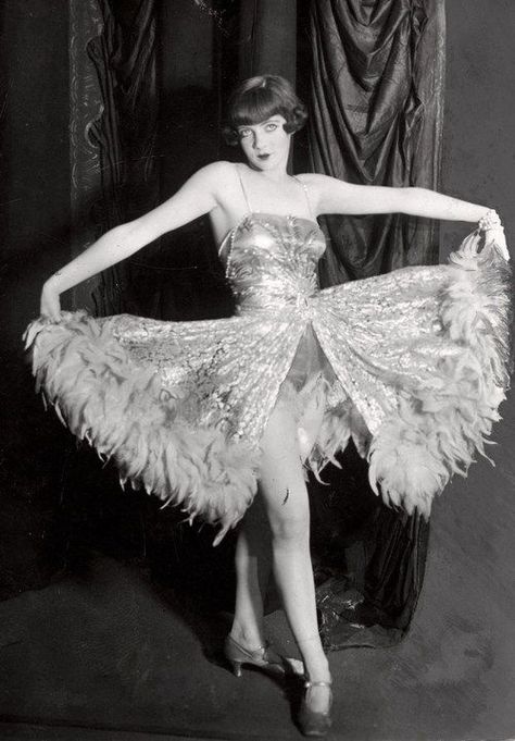 Ziegfeld Girls, Vintage Burlesque, Arte Peculiar, Roaring Twenties, Vintage Portraits, Ostrich Feathers, 1920s Fashion, Vintage Glamour, Vintage Hollywood