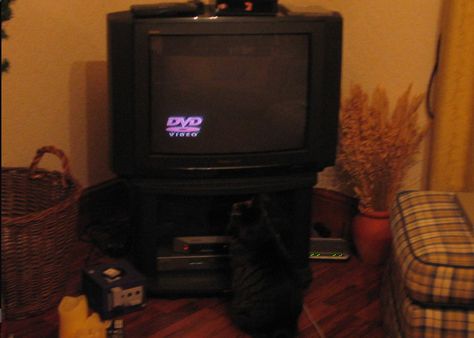 90's tv set 1990 Vcr Tv Aesthetic, Tv At Night Aesthetic, Nostalgic Room Aesthetic, 2000s Tv Set, 2000s Living Room Aesthetic, 2000s Tv Aesthetic, 90s Tv Set, 80s Tv Aesthetic, 90s Tv Aesthetic