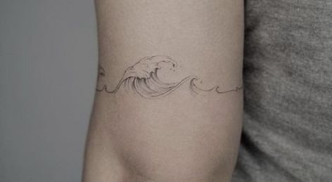 Tatuagem Percy Jackson, Tropisches Tattoo, Percy Jackson Tattoo, Wave Tattoo Wrist, On Tattoo, Circle Tattoos, Circle Tattoo, Wave Tattoo, Life Line