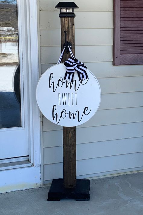 Door Hanger Stand, Porch Sign Holder, Diy Hanging Sign Stand, Wood Post Projects, 4x4 Post Projects, Sign Post Ideas, Wood Sign Stand, Porch Sign Ideas, Porch Vibes