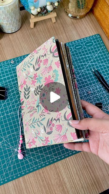 Craft Scrapbook Ideas, Diy Sketchbook Binding, Diy Mini Sketchbook, How To Make Junk Journals, Craft Book Ideas, Create This Book Cover Ideas, How To Make A Sketchbook, Scrap Booking Idea Cover, Paper Bag Journal Diy