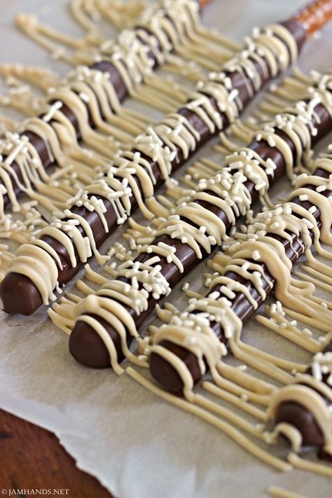 Chocolate and Peanut Butter Pretzel Rods Peanut Butter Dipped Pretzels, Chocolate Covered Pretzels Recipe, Chocolate Pretzel Rods, Chocolate Dipped Pretzel Rods, Dipped Pretzel Rods, Peanut Butter Dip, Chocolate Covered Pretzel Rods, Chocolate Dipped Pretzels, Chocolate Pictures