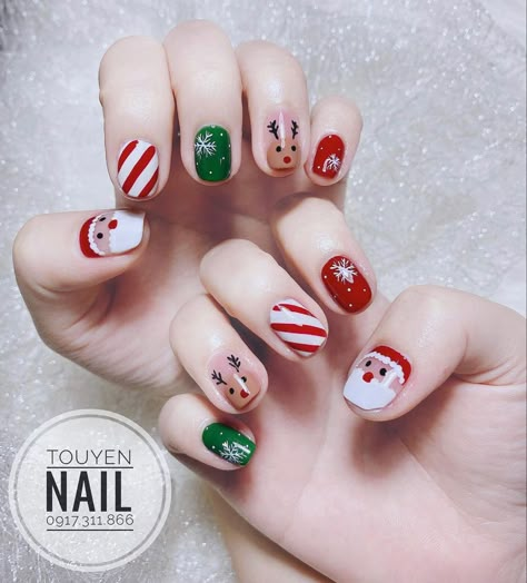 44 Christmas Nails Red and White Designs and Ideas 2023 Nail Cristhmas Design Simple, Nail Noel Korea, Nail Art Natal Xmas, Nail Christmas Korea, Nail Art Christmas Simple, Nail Noel Christmas, Christmas Nails Gel Short Simple, Nail Art Designs Bridal, Christmas Nails Red And White