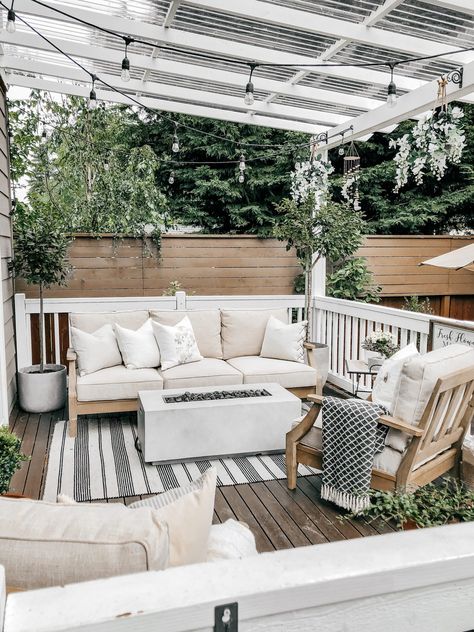 Outdoor Porch And Patio Ideas, Patio With Daybed Ideas, Small Verandah Ideas, Sundeck Decorating Ideas, Small Yard Entertaining Ideas, Small Covered Deck Decorating Ideas, Cottage Deck Decor, Back Deck Oasis, Lights For Patio Ideas