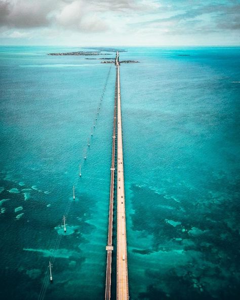 Aerial shot of the Seven Mile Bridge in Key West, Florida Key West Florida Vacation, Florida Keys Road Trip, Key West Vacations, Florida Travel Guide, East Coast Road Trip, Key West Florida, Road Trip Itinerary, Florida Vacation, Beautiful Places In The World