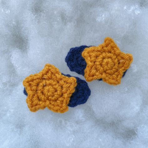 Crochet star clips, perfect accessory for any star out there :) Comes in a set of 2 Crochet Star Hair Clip, Crochet Star Accessories, Crochet Barrettes, Bee Sign, Star Badge, Crochet Hair Clips, Star Hair, Crochet Bee, Crochet Hair Accessories