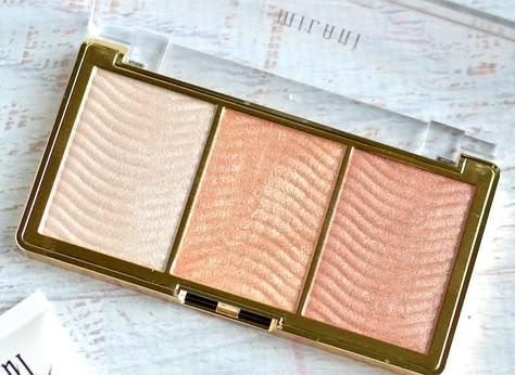 Milani Stellar Lights Highlighter Palette Rose Glow Review and Swatches Highlight Palette, Milani Highlighter, Cheap Highlighter, Rate Beauty Highlighter, Drugstore Highlighter, Milani Makeup, Natural Glowy Makeup, Milani Cosmetics, Highlighter Palette