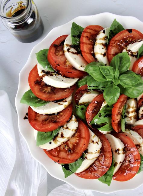 Caprese Salad with Balsamic Reduction Classic and elegant Caprese Salad with juicy tomatoes, creamy mozzarella and basil drizzled with a sweet balsamic vinegar reduction. #ketocapresesald #ketosalad #lowcarbsalad #capresesald Fresh Mozzarella Recipe, Salad Caprese, Caprese Salad Recipe, Resep Salad, Tomate Mozzarella, Balsamic Glaze, Mozzarella Cheese, Caprese Salad, Soup And Salad