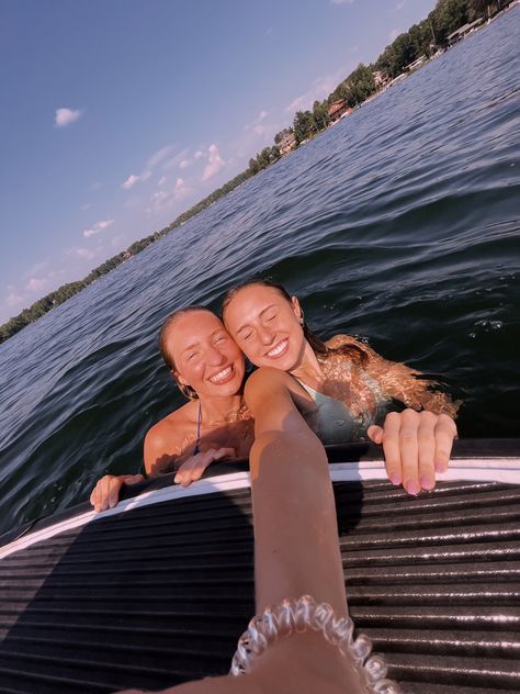 Lake Trip Picture Ideas, Lake House Pictures, Summer On The Lake, Lake Girl Aesthetic, Lake Poses, Cute Lake Pictures, Aesthetic Lake Pictures, Lake Pictures By Yourself, Lake Photoshoot Summer