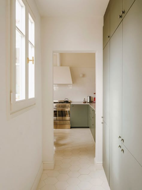 Kitchen of the Week: A Modern Space with a Timeless Spirit - Remodelista Malta Apartment, Remodelista Kitchen, Barn Kitchen, Barcelona Apartment, Micro Apartment, Laminate Kitchen, Modern Barn, Classic Kitchens, Interior Design Firm