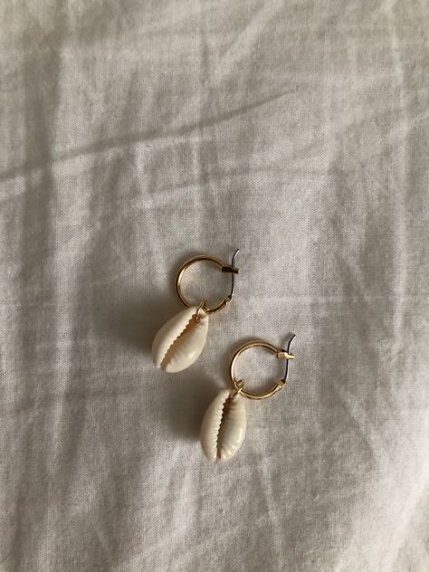 Shell earings Shell Earing Ideas, Cowrie Shell Earrings, Shell Jewellery, Hammered Earrings, Circle Earrings Studs, Circle Studs, Shell Jewelry, Cowrie Shell, Shell Earrings