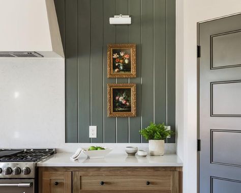 Vertical Hunter Green Shiplap Backsplash - Cottage - Kitchen Shiplap Kitchen Wall, Small Farmhouse Sink, White Cottage Kitchens, White Kitchen Hood, Marble Top Kitchen Island, Kitchen Wall Ideas, Vertical Shiplap, Green Kitchen Island, Shiplap Kitchen