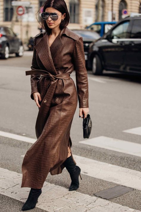 Coat 2024 Trend, Brown Trench Coat Outfit, Coat Fall Outfit, Leather Coat Outfit, Brown Leather Trench Coat, Trench Outfit, Trench Coat Fall, Brown Trench Coat, Brown Leather Coat