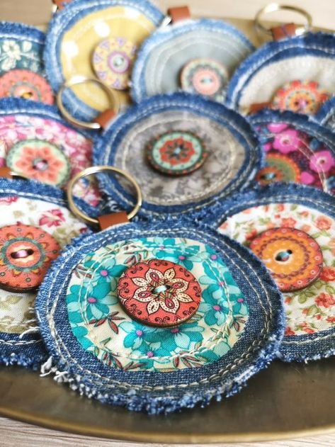 Rag Flowers, Återvinna Jeans, Artisanats Denim, Texas Crafts, Boho Tassels, Fabric Christmas Ornaments Patterns, Fabric Keychain, Christmas Ornaments Patterns, Denim Crafts Diy