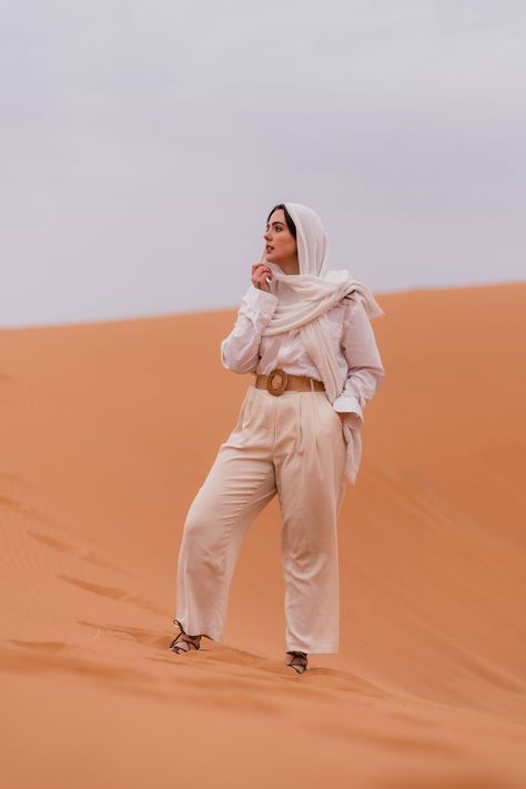 What To Wear In Desert, Morocco Head Scarf, Desert Outfit Ideas Dubai Modest, Qatar Fashion Woman, Marrakech Outfit Style Winter, Middle East Outfit Woman, Sahara Desert Outfit Women, Morocco Style Fashion, Desert Winter Outfit