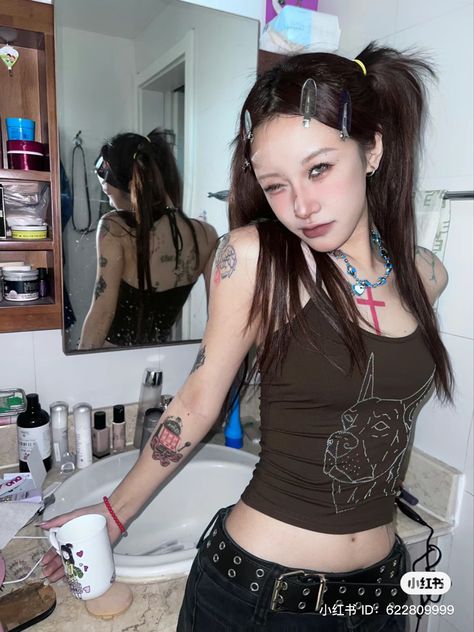 Grundy Hairstyles, Rocker Gf Hairstyles, 2000s Grunge Hairstyles, 2000s Punk Hairstyles, Rockstar Hairstyles For Women Long Hair, Thirteen Inspired Hairstyles, Emo Y2k Hair, Long Hair Punk Styles, Japan Clubbing Outfit