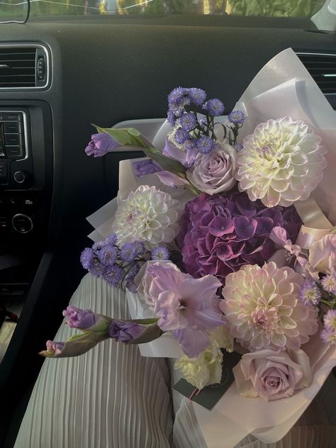 Flower Bouquet Purple And White, Prettiest Flower Bouquet, Flowers Purple Bouquet, Purple And White Flowers Aesthetic, Purple Flowers Wedding Decoration, Violet Flower Arrangements, Big Bouquet Of Flowers Aesthetic, White And Purple Flower Bouquet, Purple Bouquet Aesthetic