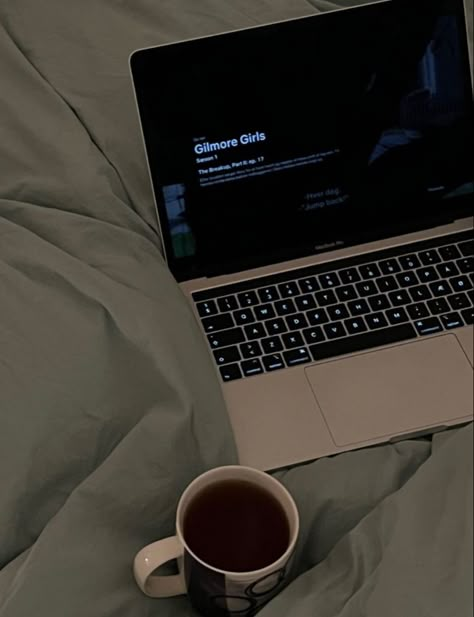 Wallpaper Laptop Gilmore, Movie Time Aesthetic, Aesthetic Electronics, Pink Fur Wallpaper, Picture Story Writing, Gilmore Girls Netflix, Laptop Photography, Emo Room, Macbook Aesthetic