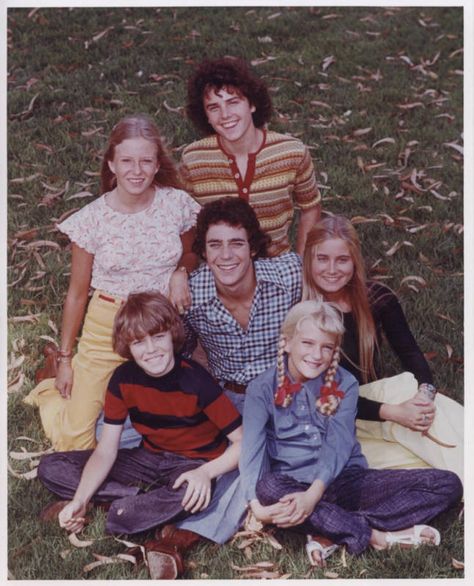 The Brady Bunch - Outdoor promo shots that I believe were made during the crew's trip to the Grand Canyon in Season 3. Marsha Brady, Brady Kids, Eve Plumb, Robert Reed, Maureen Mccormick, School Tv, Brady Bunch, The Brady Bunch, Vintage Television