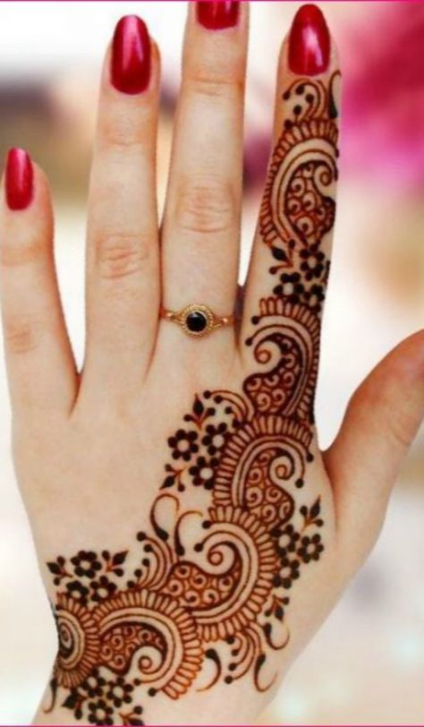 20 Latest and stylish one line Mehndi Designs for Hands Line Mehndi Designs, Back Hand Arabic Mehndi, Mehndi Book, Arabic Mehndi Design, Henna Designs For Kids, Modern Henna Designs, Latest Henna Designs, Henna Tattoo Designs Simple, Beautiful Henna Designs