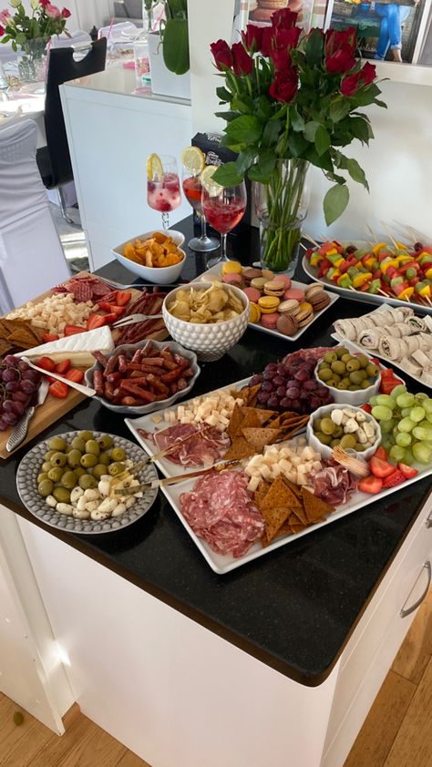 Charcuterie Board Party Table, Food For Birthday Dinner, Fancy Birthday Dinner Ideas, 18th Birthday Party Food, 18th Birthday Food Ideas, Bday Dinner Ideas, Birthday Ideas Food, Birthday Snack Table, 18th Birthday Dinner