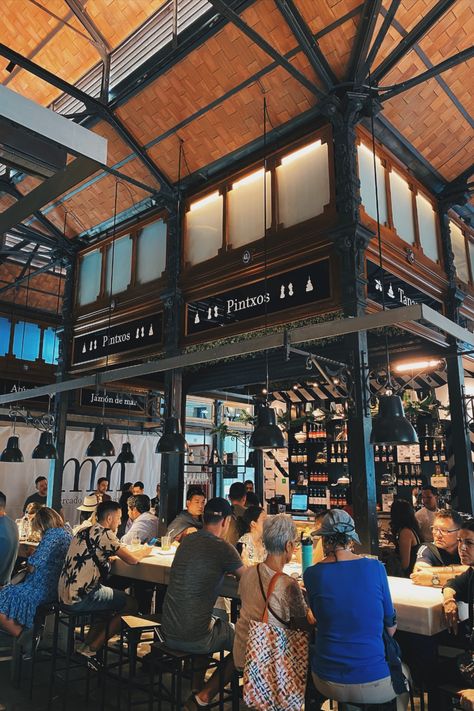 People sitting inside Mercado San Miguel Mercado San Miguel Madrid, Food In Madrid, Grey Wallpaper Clouds, Madrid Market, San Miguel Market, Madrid Aesthetic, Madrid Food, Borough Market, International Food