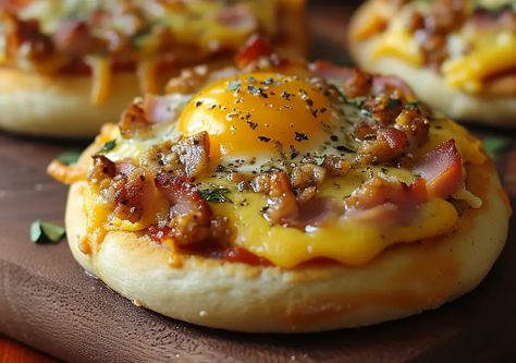 Enjoy a delicious English muffin breakfast pizza with crispy crust, gooey cheese, and savory toppings. Quick and easy to make! English Muffin Recipe Ideas Breakfast, English Muffin Recipe Ideas, English Muffin Ideas, English Muffin Breakfast Pizza With Gravy, Pizza English Muffins, Sausage Egg Cheese English Muffin, Healthy Brekkie, Breakfast Pizza On English Muffins, English Muffin Breakfast Pizza