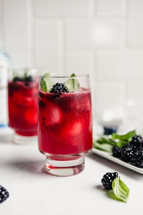 Give the classic Gin Basil Smash a summer upgrade with the addition of fresh blackberries! This stunning cocktail is vibrant, refreshing, and herbaceous. Low Carb Liquor, Blackberry Whiskey, Blackberry Mojito, Thyme Simple Syrup, Blackberry Gin, Limeade Recipe, Spritzer Recipes, Perfect Summer Drink, Mojito Recipe