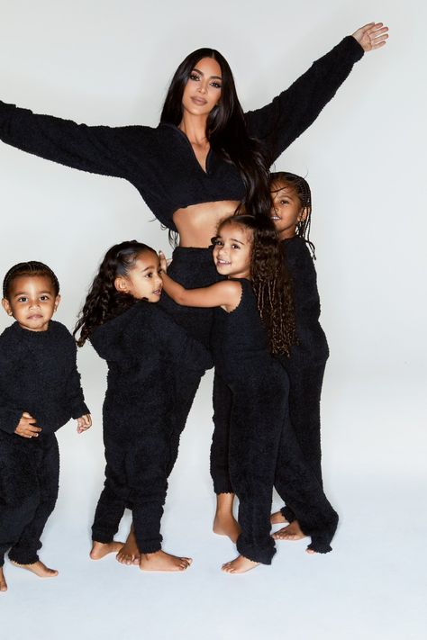 Kardashian Family Photo, Kardashian Christmas, Kim Kardashian Family, Dream Kardashian, Family Holiday Cards, Kardashian Kids, Jenner Family, Kardashian Family, Shoes Bag