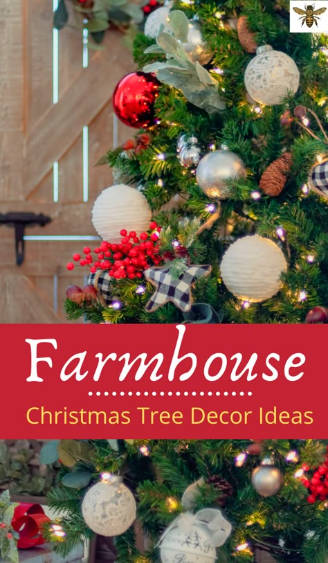 Christmas Tree Ideas Modern Farmhouse, Country Farmhouse Tree, Farm Tree Christmas Decor, Farmhouse Decorated Christmas Trees, Christmas Farmhouse Tree, Country Farmhouse Christmas Tree Decor, Vintage Farmhouse Christmas Tree, Red And Green Rustic Christmas Tree, Christmas Tree Farmhouse Style