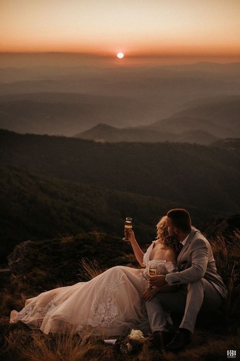 Wedding Photoshoot Nature, Lighthouse Elopement, Wedding Couple Photoshoot, Anniversary Photography, Anniversary Photoshoot, Sunset Wedding, Couple Photoshoot, Wedding Photography Poses, Love Nature