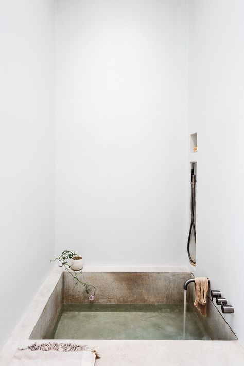 Michael Scherrer Bath by Matthew Williams for Remodelista (cast concrete tub inspired by ancient submerged Crete baths) Small Bathroom Plans, Concrete Bathtub, Bathroom Plans, Bathroom Inspiration Modern, Design Villa, Bad Inspiration, Steel Bathroom, Easy Living, Bathroom Taps