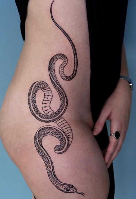 Snake Tattoo Hip Women, Hip Tattoo Snake, Hip Snake Tattoo, Snake Hip Tattoo, Mn Tattoo, Tattoo Cobra, Pomegranate Tattoo, Professional Tattoo Kits, Tattoo Hip