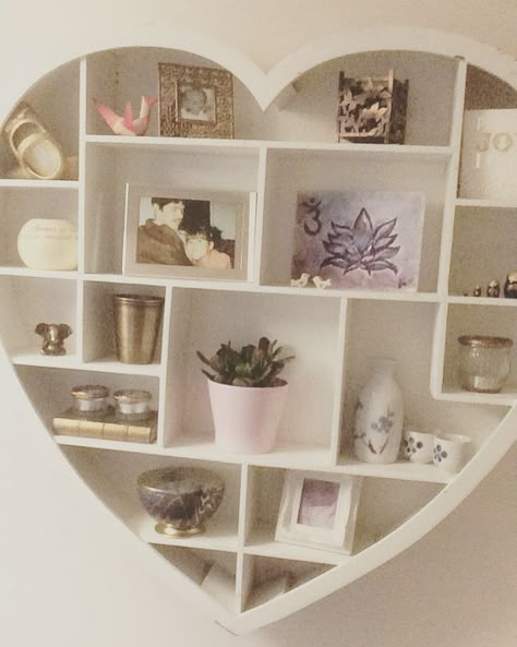 Cute Room Shelf Decor, House Shaped Shelves, Heart Shelves Wooden, Heart Shape Shelf, Shelf Decor Hallway, Heart Shelf Decor, Heart Shaped Shelf, Arch Design For Hall, Heart Shelves