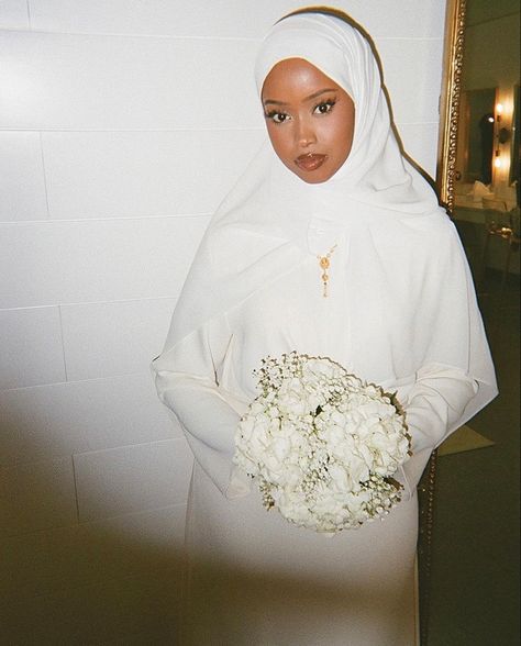 Wedding Dress Somali, Nikkah Somali, White Abaya Wedding, Nikkah Dress Muslim, Nikkah Abaya, Abaya Wedding, Nikkah Outfit, Wedding Abaya, Muslim Wedding Hijab