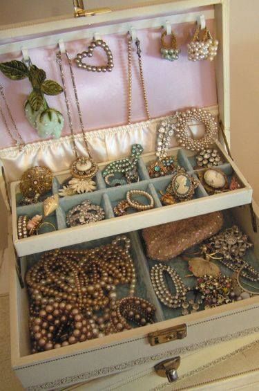 old vintage jewelry box...i actually have one of these!!! It belonged to my grandmother💗 Grandmas Jewelry, Grandmother Jewelry, Jewerly Boxes, My Childhood Memories, Vintage Jewelry Box, Vintage Memory, Grandmas House, Those Were The Days, Mom Jewelry