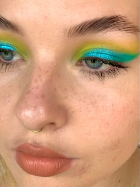 Artsy Eyeshadow Looks, Artsy Eyeshadow, Artsy Eye Makeup, Simple Colorful Eye Makeup, Vibrant Makeup Looks, Artsy Makeup Look, Makeup Looks Colorful, Colorful Makeup Ideas, Statement Makeup