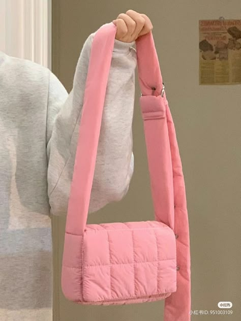 Puffer Bags Aesthetic, Stylish Outfits Casual, Fluffy Bag, Puffer Bag, Stylish School Bags, Handmade Fabric Bags, Tas Bahu, My Style Bags, Upcycle Clothes Diy