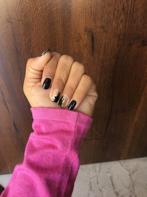 Black Flakes Nails, Nails With Foil Flakes, Foil On Nails, Gold Flake Nails, Gold Leaf Nails, Nails With Gold Flakes, Black Gold Nails, Nails With Gold, N Nails